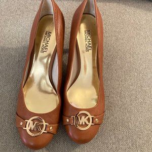 MICHAEL KORS SADDLE LEATHER PUMPS